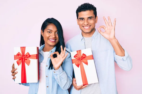 Hermosa Pareja Latina Joven Sosteniendo Regalo Para Celebración Del Aniversario — Foto de Stock