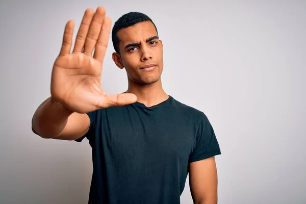 Joven Hombre Afroamericano Guapo Con Camiseta Casual Pie Sobre Fondo —  Fotos de Stock