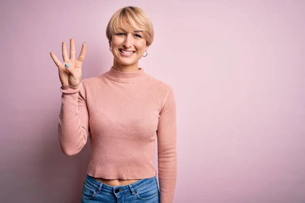 Junge Blonde Frau Mit Kurzen Haaren Trägt Lässigen Rollkragenpullover Über — Stockfoto