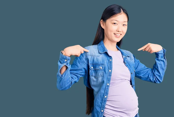 Jong Mooi Chinees Vrouw Zwanger Verwacht Baby Kijken Zelfverzekerd Met — Stockfoto