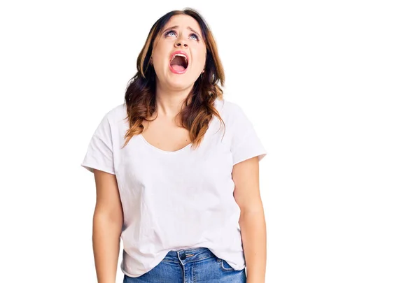 Junge Schöne Kaukasische Frau Trägt Legeres Weißes Shirt Wütend Und — Stockfoto