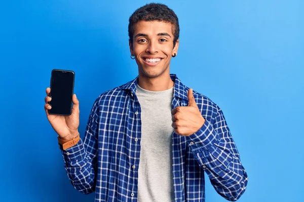 Молодой Африканский Американец Держащий Смартфон Показывает Экран Улыбающийся Счастливым Позитивным — стоковое фото