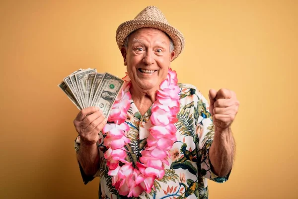 Grauhaariger Älterer Mann Mit Sommermütze Und Hawaiianischem Lei Der Einen — Stockfoto