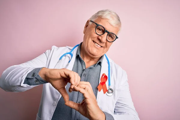 Senior Stilig Hoary Läkare Man Bär Stetoskop Och Rött Hiv — Stockfoto