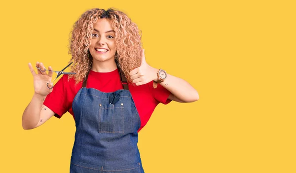 Mujer Rubia Joven Con Pelo Rizado Usando Delantal Peluquero Sonriendo — Foto de Stock