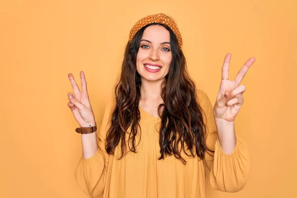 Junge Schöne Frau Lässigem Shirt Und Diadem Die Vor Gelbem — Stockfoto