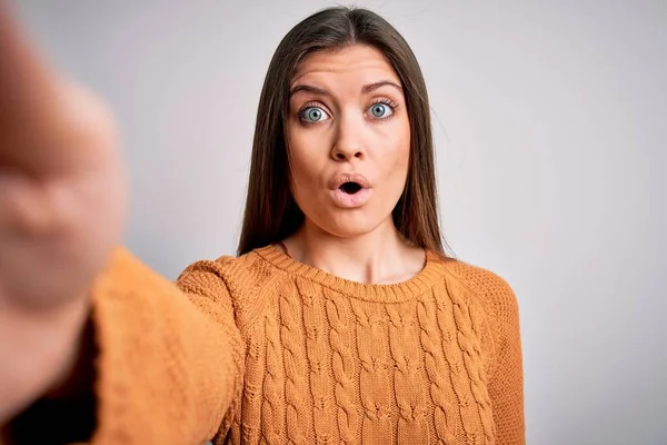 Giovane Bella Donna Con Gli Occhi Azzurri Che Indossa Maglione — Foto Stock