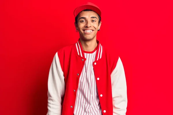 Jovem Americano Africano Vestindo Uniforme Beisebol Olhando Positivo Feliz Sorrindo — Fotografia de Stock