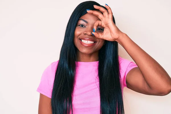 Junge Afrikanisch Amerikanische Frau Lässiger Kleidung Lächelt Glücklich Tut Zeichen — Stockfoto
