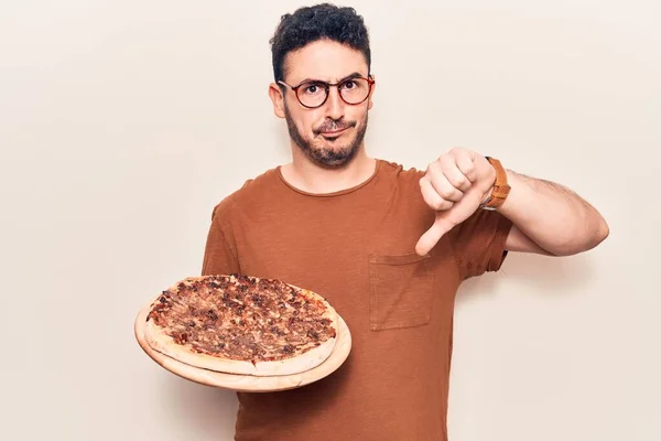 Fiatal Spanyol Férfi Szemüveget Visel Olasz Pizzát Tart Dühös Arccal — Stock Fotó
