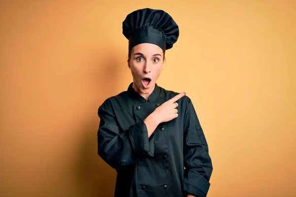 Joven Mujer Hermosa Chef Con Uniforme Cocina Sombrero Pie Sobre —  Fotos de Stock
