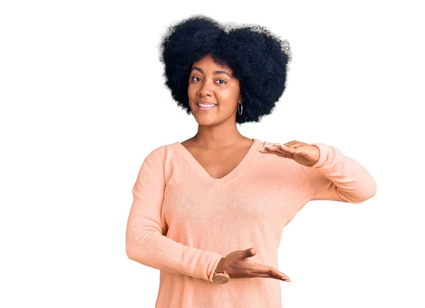 Молода Афро Американська Дівчина Повсякденному Одязі Жестикулює Руками Великим Великим — стокове фото