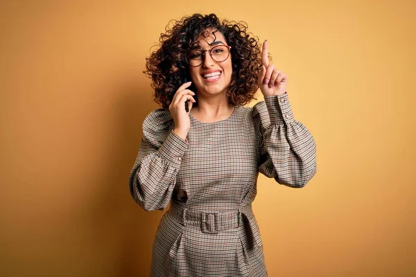Güzel Arap Kadını Gözlüklü Akıllı Telefonla Konuşan Bir Fikir Veya — Stok fotoğraf