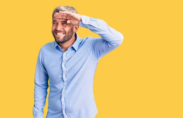 Joven Hombre Rubio Guapo Con Camisa Elegante Muy Feliz Sonriente —  Fotos de Stock