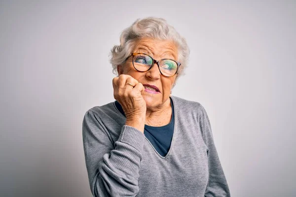 Ältere Schöne Grauhaarige Frau Mit Lässigem Pullover Und Brille Vor — Stockfoto