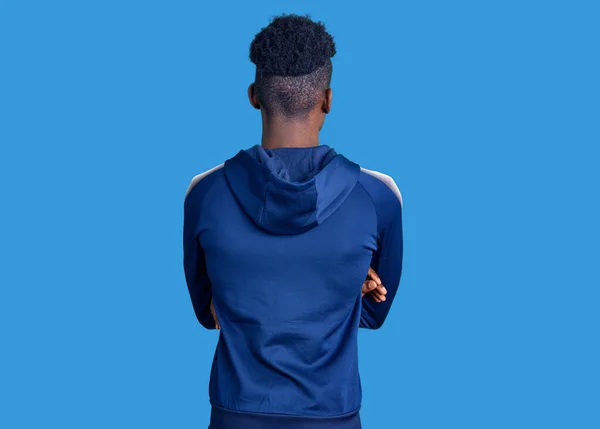 Junger Afrikanisch Amerikanischer Mann Sportkleidung Steht Rückwärts Und Blickt Mit — Stockfoto