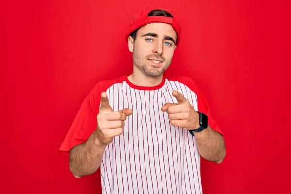 Pemuda Tampan Sporty Dengan Mata Biru Mengenakan Bergaris Bisbol Shirt — Stok Foto