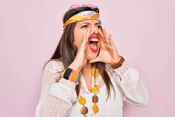 Giovane Donna Hippie Ispanica Indossa Stile Boho Moda Occhiali Sole — Foto Stock