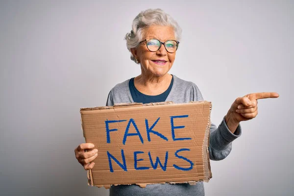 Senior Grauhaarige Frau Hält Banner Mit Fake News Nachricht Über — Stockfoto