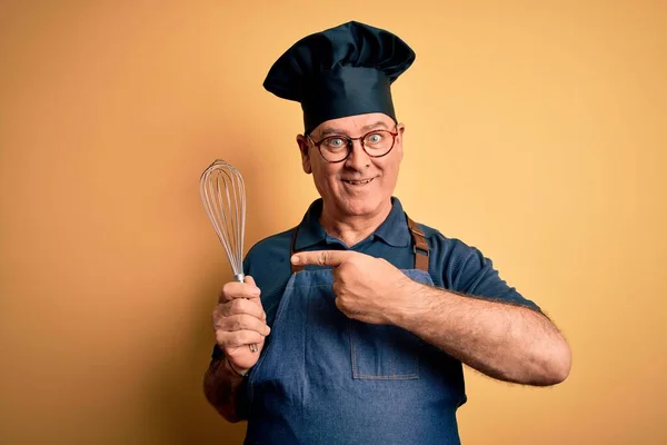 Edad Media Hoary Cooker Hombre Con Delantal Sombrero Sosteniendo Batidor — Foto de Stock