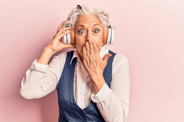 Femme Âgée Aux Cheveux Gris Écoutant Musique Aide Écouteurs Couvrant — Photo