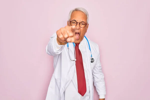 Steteskop Profesyonel Sağlık Önlüğü Giyen Orta Yaşlı Kır Saçlı Bir — Stok fotoğraf