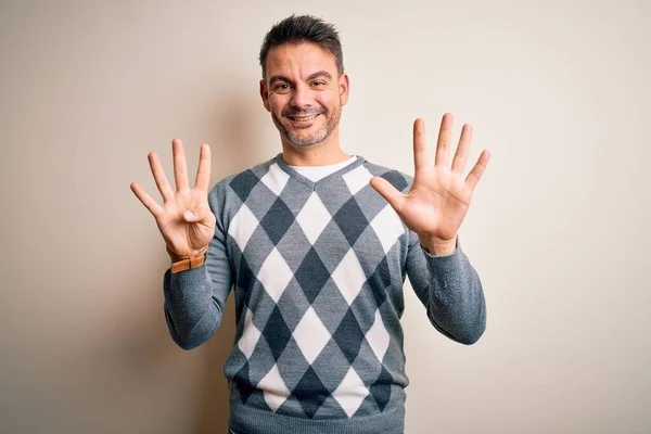 Ung Stilig Man Bär Casual Tröja Stående Över Isolerad Vit — Stockfoto