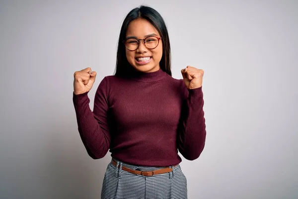 Hermosa Mujer Negocios Asiática Con Suéter Casual Gafas Sobre Fondo —  Fotos de Stock