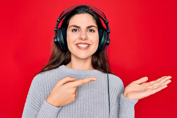 Junge Schöne Mädchen Tragen Moderne Kopfhörer Hören Musik Auf Rotem — Stockfoto