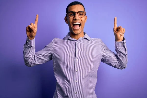 Bonito Homem Afro Americano Vestindo Camisa Listrada Óculos Sobre Fundo — Fotografia de Stock