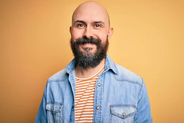 Bonito Homem Careca Com Barba Vestindo Jaqueta Ganga Casual Camiseta — Fotografia de Stock