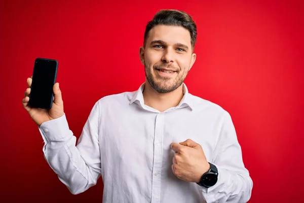 Ung Affärsman Med Blå Ögon Visar Smartphone Skärm Över Röd — Stockfoto