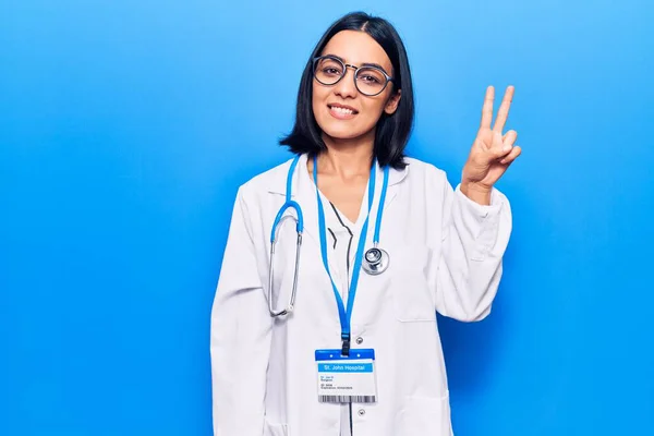 Jonge Mooie Latijnse Vrouw Draagt Dokter Stethoscoop Kaart Glimlachend Met — Stockfoto