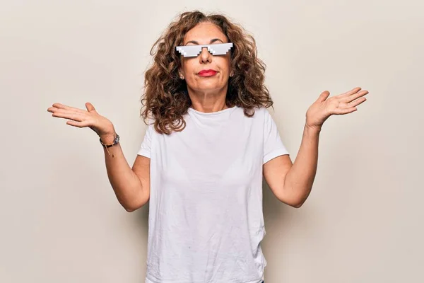 Mujer Hermosa Mediana Edad Con Gafas Sol Vida Matón Divertido — Foto de Stock