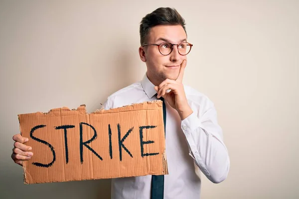 Jonge Knappe Blanke Zakenman Houdt Protestspandoek Staking Ernstig Gezicht Denken — Stockfoto