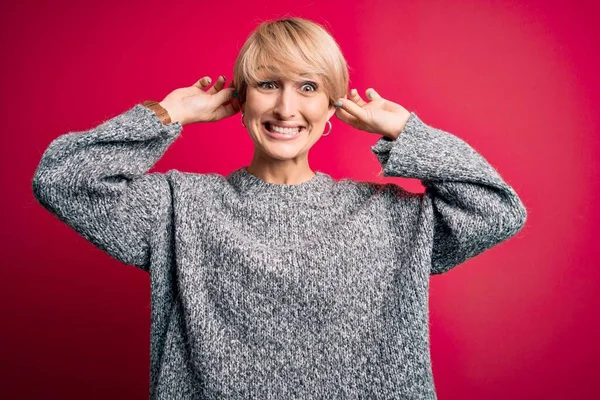 Young Blonde Woman Modern Short Hair Wearing Casual Sweater Pink — Stock Photo, Image