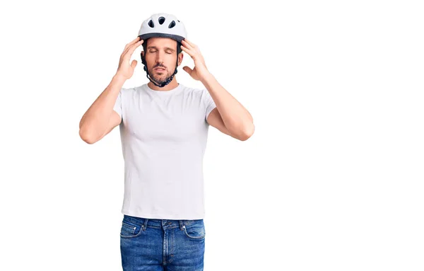 Ung Stilig Man Bär Cykelhjälm Med Hand Huvudet För Smärta — Stockfoto