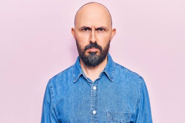 Depresyonda ve endişeli, sinirli ve korkmuş genç ve yakışıklı bir adam. hüzünlü ifade. 