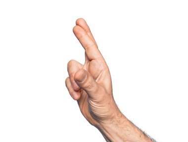 Kafkasyalı orta yaşlı bir adamın elleri izole edilmiş beyaz arka planda parmaklarını çapraz yapıp batıl inançlar ve şanslı bir jest, şanslı ve umut dolu bir ifade.