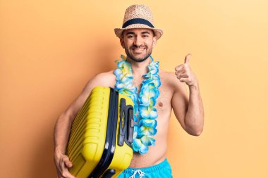 Mayolu, kel ve yakışıklı bir adam elinde kamara çantası, gülümsüyor ve gülümsüyor. 