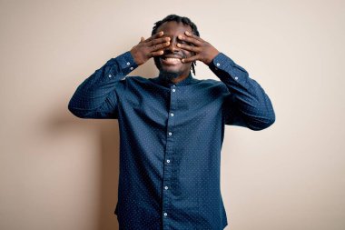 Genç, yakışıklı, Afro-Amerikan bir adam. Sıradan bir tişört giyiyor. Beyaz arka plan üzerinde duruyor. Kör kavram.