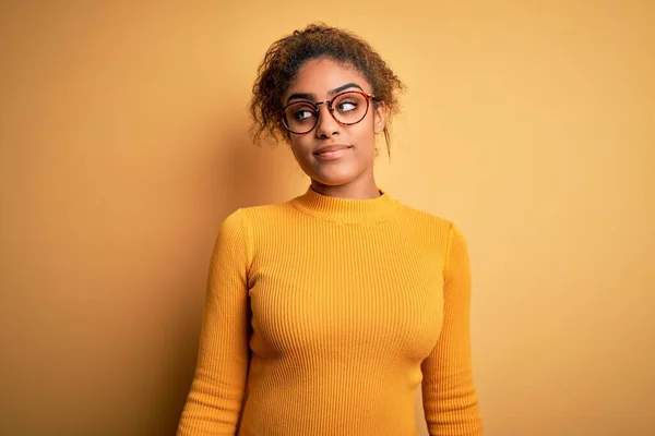 Joven Chica Afroamericana Hermosa Con Suéter Gafas Sobre Fondo Amarillo —  Fotos de Stock