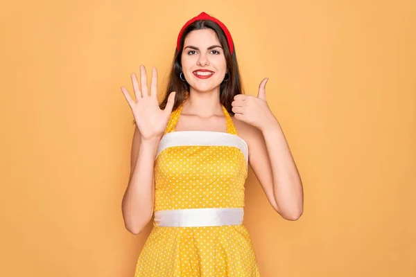 Młoda Piękna Pinezka Się Kobieta 50S Moda Vintage Sukienka Żółtym — Zdjęcie stockowe