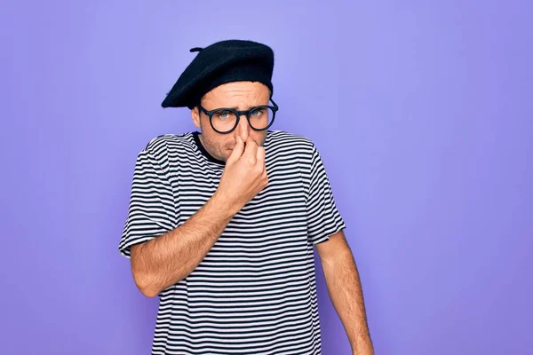 Hombre Guapo Con Ojos Azules Usando Camiseta Rayas Boina Francesa — Foto de Stock