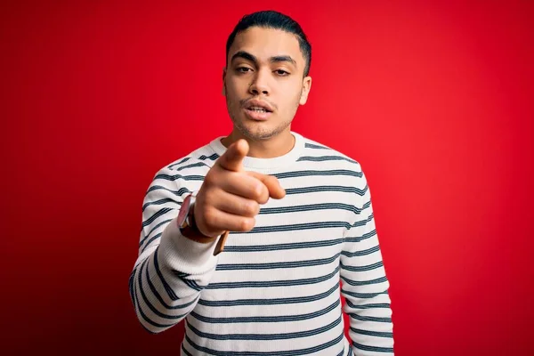 Ung Brasiliansk Man Bär Casual Randig Shirt Stående Över Isolerad — Stockfoto