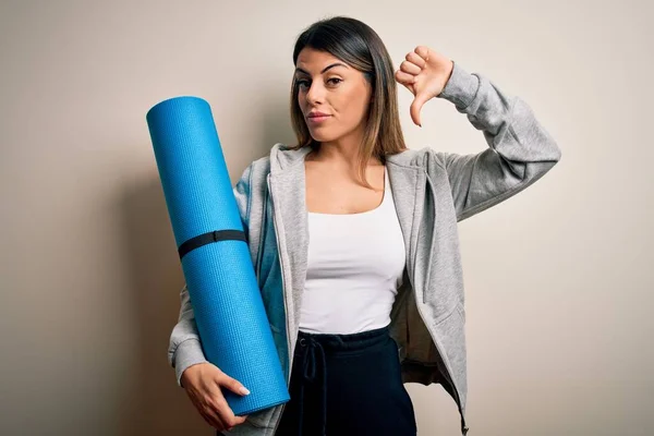 Joven Hermosa Morena Mujer Deportiva Sosteniendo Estera Yoga Sobre Fondo —  Fotos de Stock