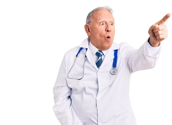 Homme Sénior Aux Cheveux Gris Portant Manteau Médecin Stéthoscope Pointant — Photo