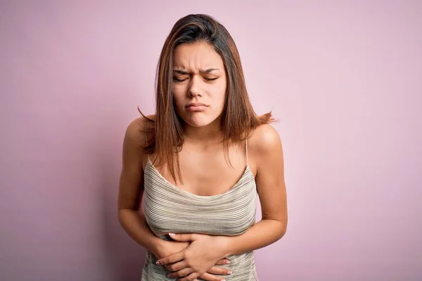 Joven Chica Morena Hermosa Con Camiseta Rayas Casuales Sobre Fondo — Foto de Stock