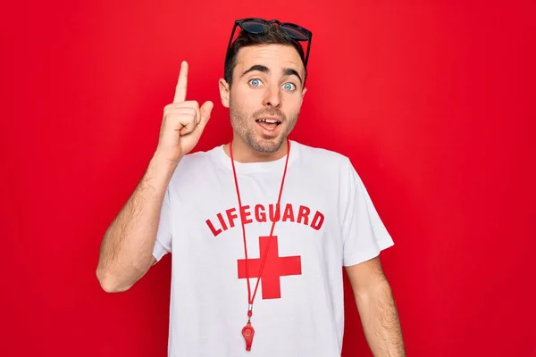 Guapo Salvavidas Con Camiseta Con Cruz Roja Silbato Sobre Fondo —  Fotos de Stock