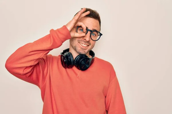 Jovem Homem Bonito Ouvindo Música Usando Fones Ouvido Sobre Fundo — Fotografia de Stock